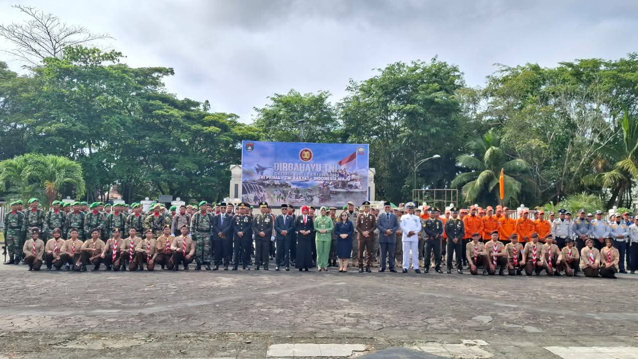 Wabup Inhil Hadiri Upacara HUT ke-80 TNI di Lapangan Kantor Bupati