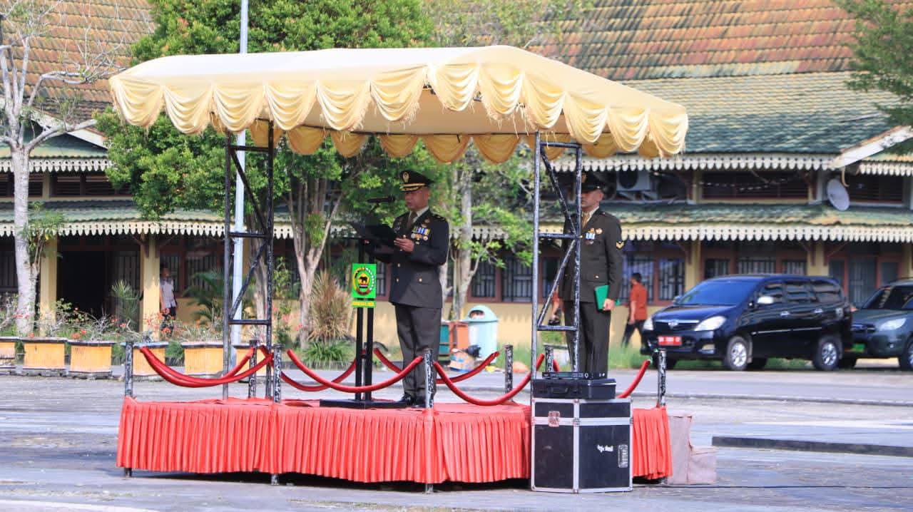 Wabup Inhil Hadiri Upacara HUT ke-80 TNI di Lapangan Kantor Bupati