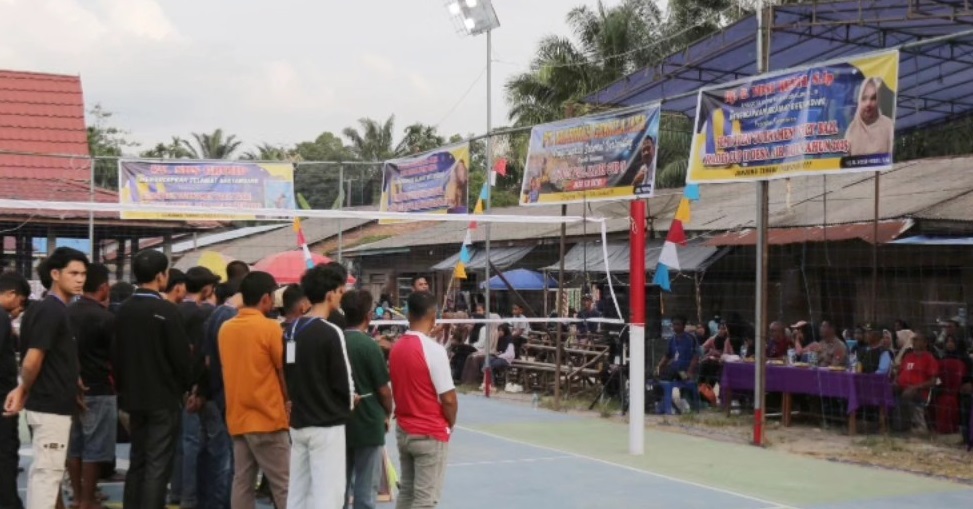 Mewakili Bupati Inhil, Asisten I Buka Turnamen Semi Open Volly Ball Kades Cup II Desa Air Balui 2025