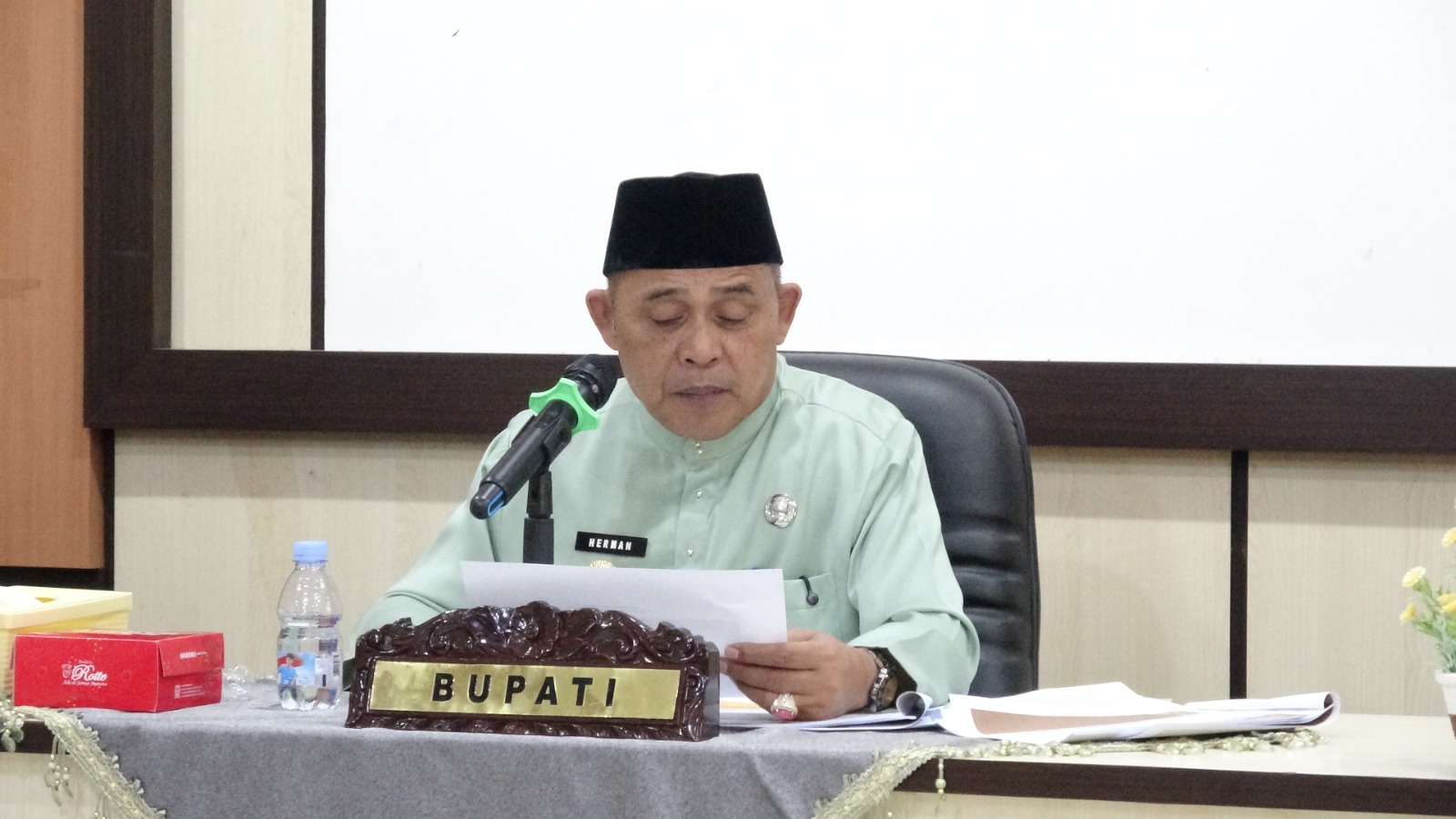 Bupati Inhil Herman Pimpin Rapat Evaluasi Realisasi Fisik dan Keuangan November 2025