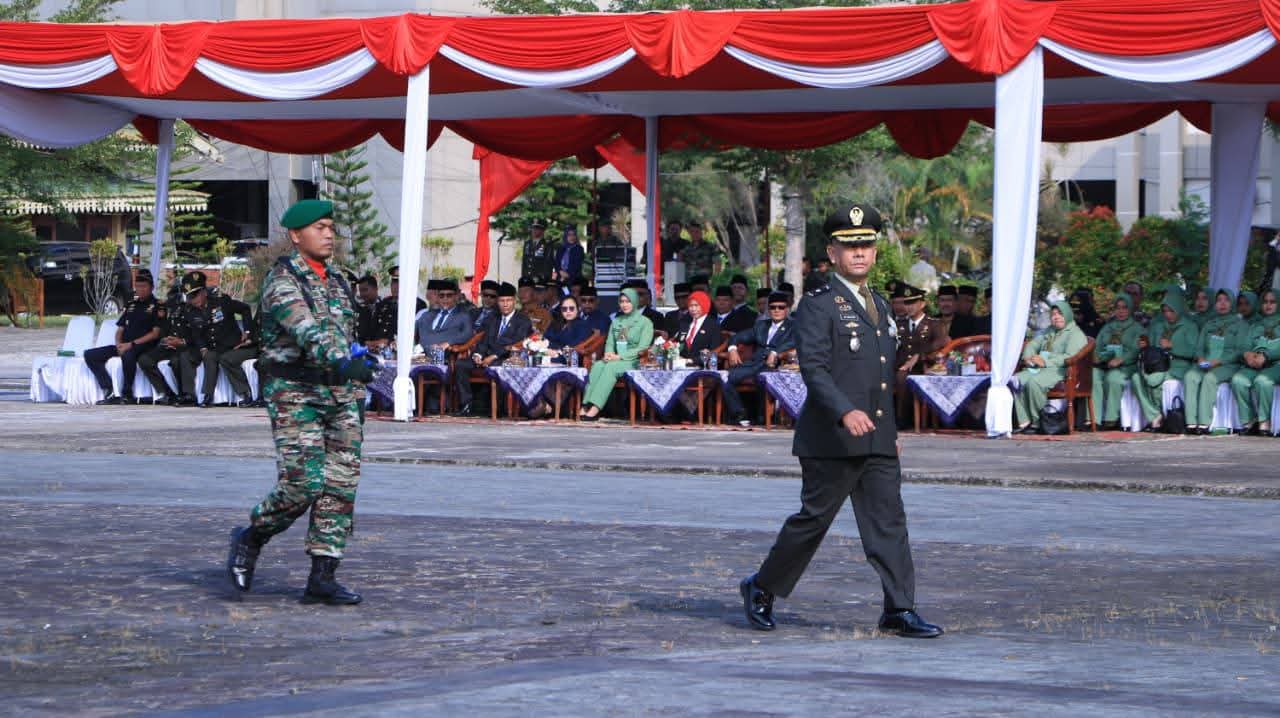 Wabup Inhil Hadiri Upacara HUT ke-80 TNI di Lapangan Kantor Bupati