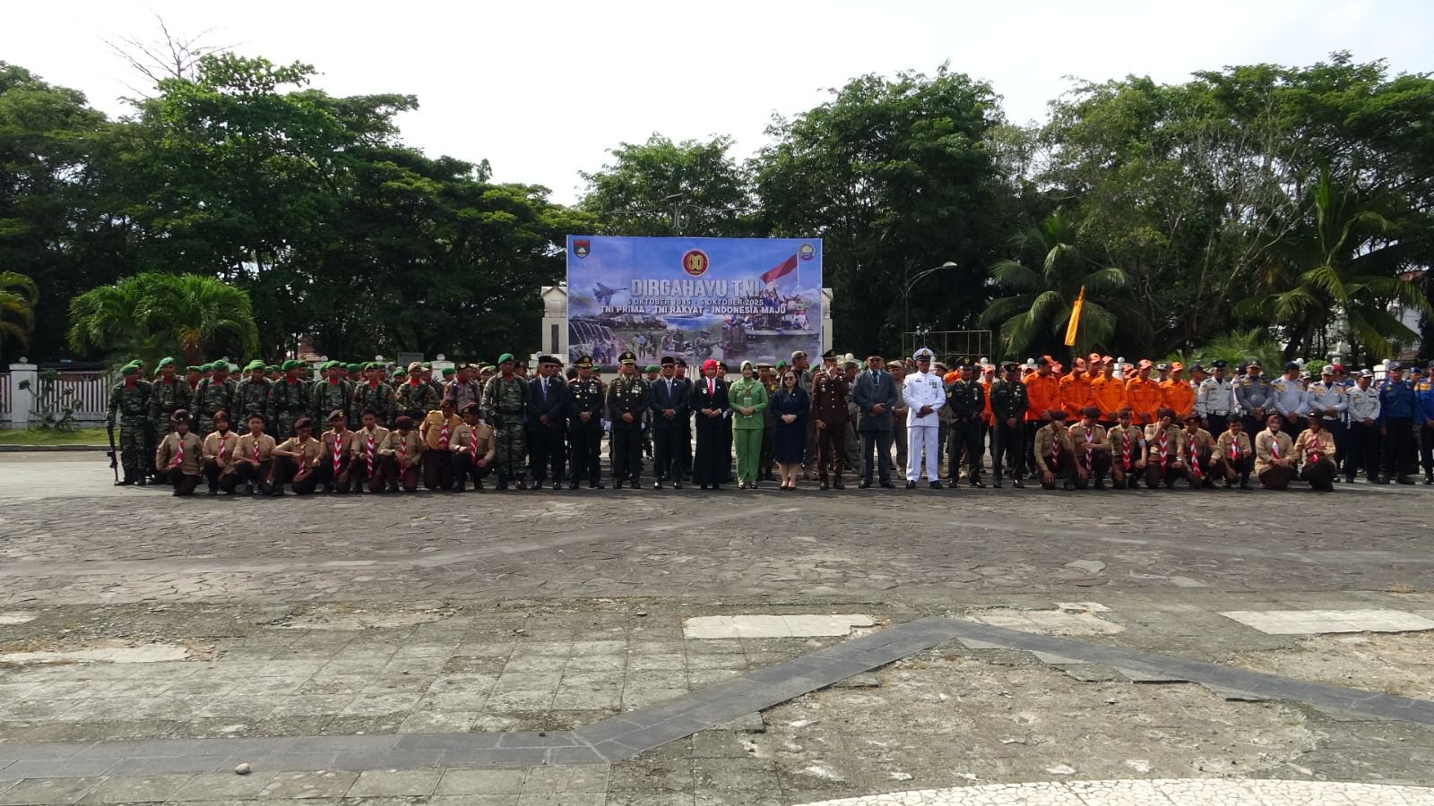 Wabup Inhil Hadiri Upacara HUT ke-80 TNI di Lapangan Kantor Bupati