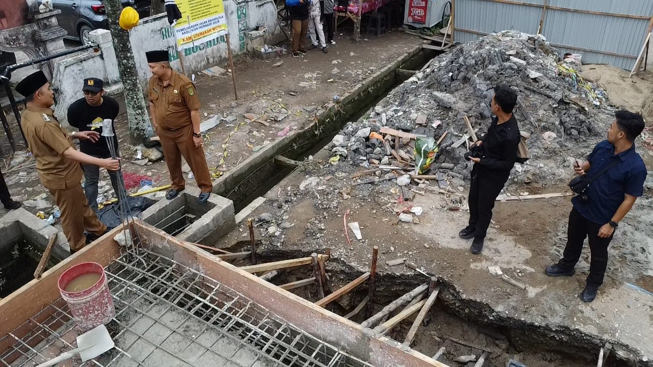 Atasi Banjir Tembilahan, Bupati Inhil Tinjau Pembangunan Drainase Block Culvert di Jalan Pangeran Hidayat