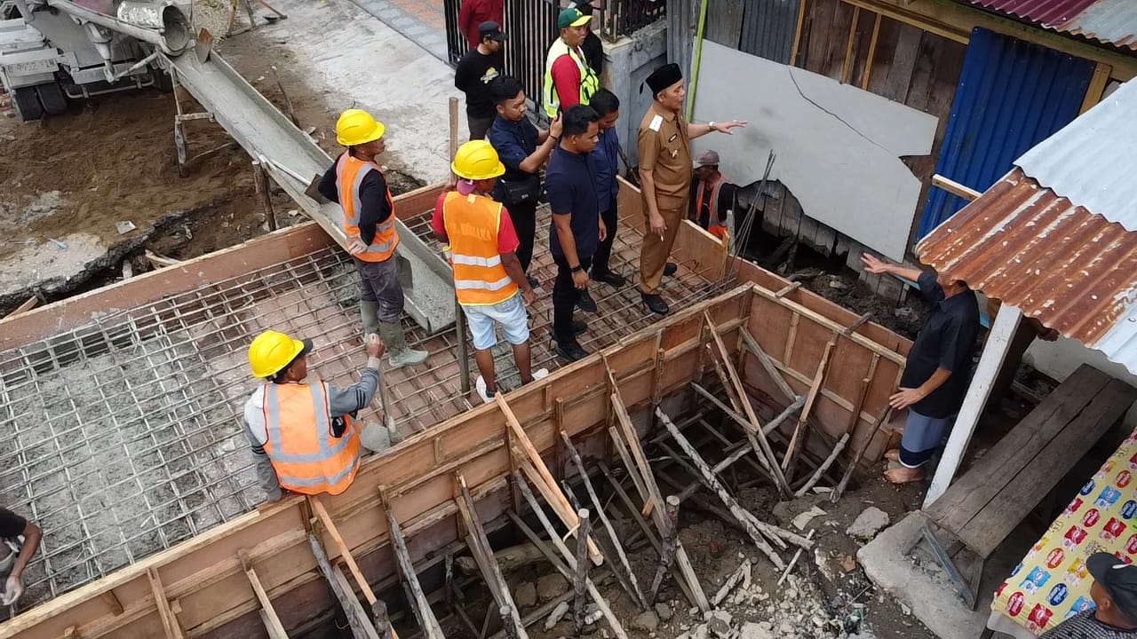 Atasi Banjir Tembilahan, Bupati Inhil Tinjau Pembangunan Drainase Block Culvert di Jalan Pangeran Hidayat