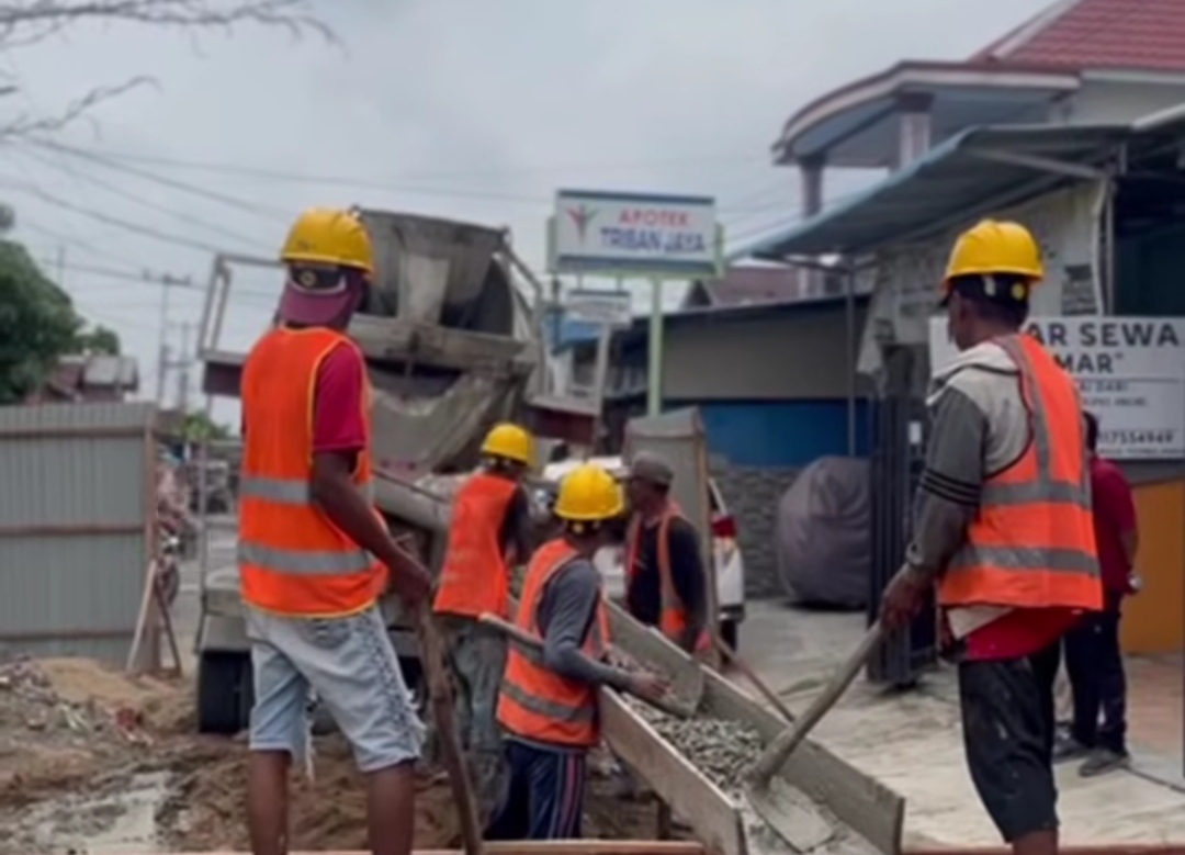 Atasi Banjir Tembilahan, Bupati Inhil Tinjau Pembangunan Drainase Block Culvert di Jalan Pangeran Hidayat