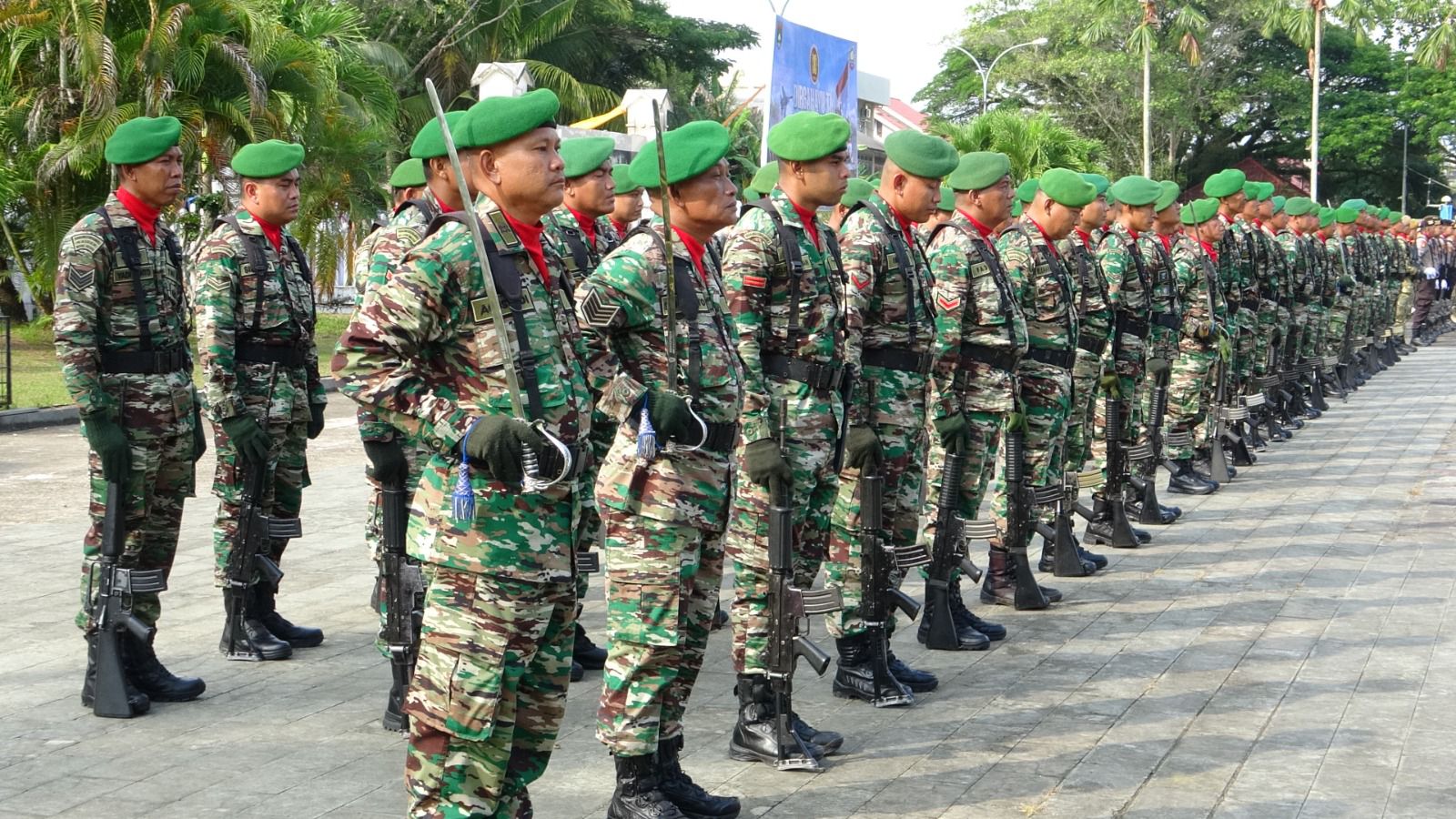 Wabup Inhil Hadiri Upacara HUT ke-80 TNI di Lapangan Kantor Bupati