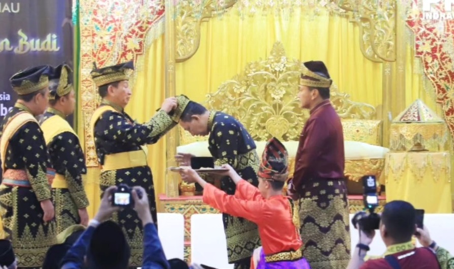 Mewakili Bupati Inhil, Sekda Hadiri Penganugerahan Gelar Adat