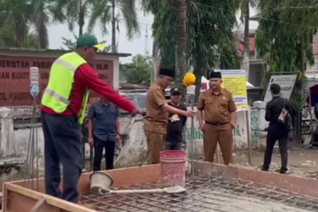 Atasi Banjir Tembilahan, Bupati Inhil Tinjau Pembangunan Drainase Block Culvert di Jalan Pangeran Hidayat