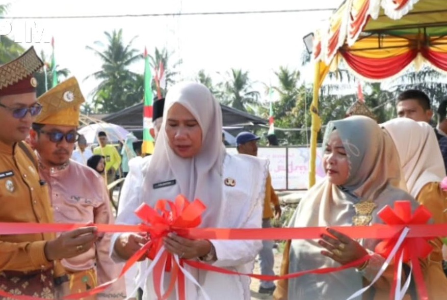 Wakil Bupati Inhil Yuliantini Lepas Pawai Ta’aruf dan Buka Stand Bazar MTQ ke-33 di Keritang