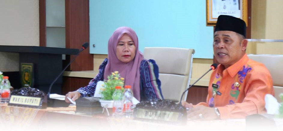 Bupati Beserta Wabub Inhil Pimpin Rapat Laporan Evaluasi Pembangunan Periode Agustus 2025