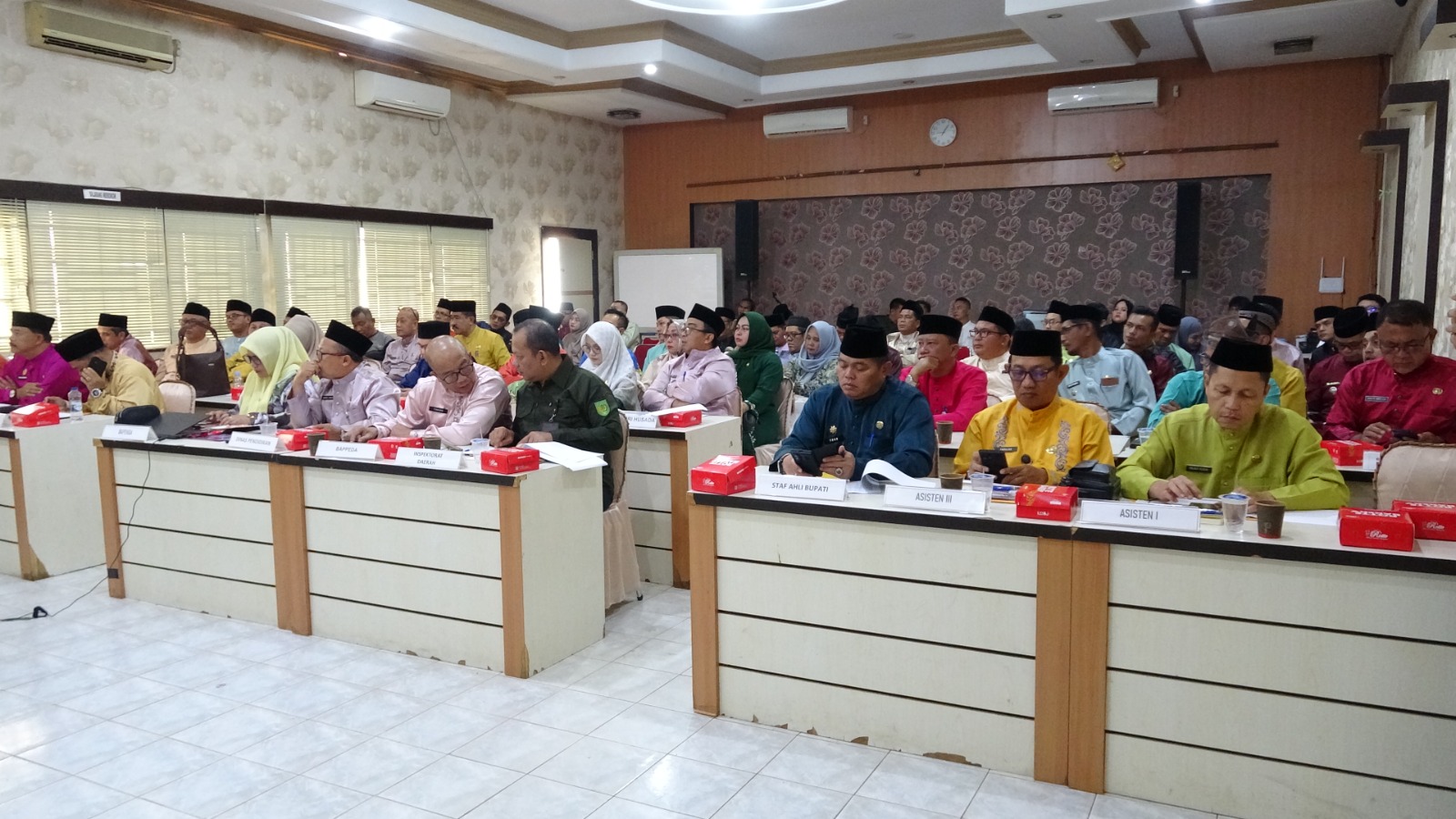Bupati Inhil Herman Pimpin Rapat Evaluasi Realisasi Fisik dan Keuangan November 2025
