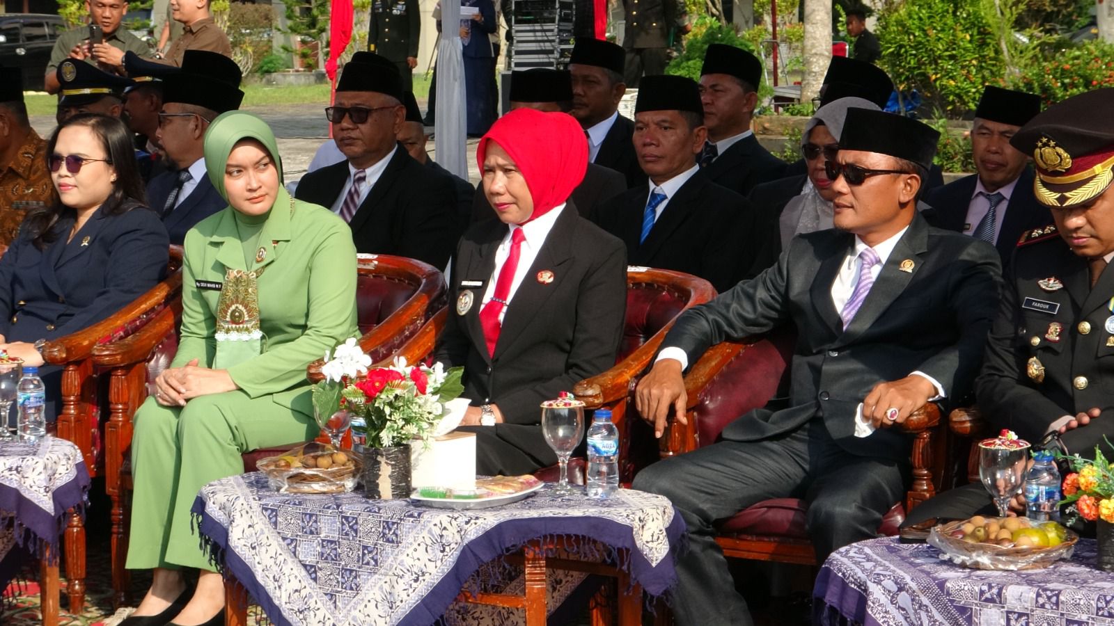 Wabup Inhil Hadiri Upacara HUT ke-80 TNI di Lapangan Kantor Bupati