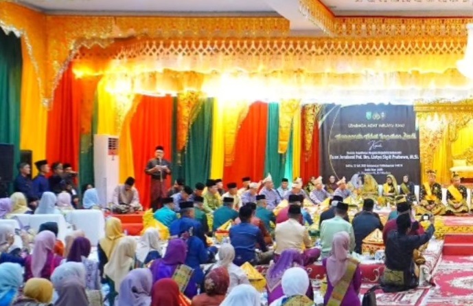 Mewakili Bupati Inhil, Sekda Hadiri Penganugerahan Gelar Adat