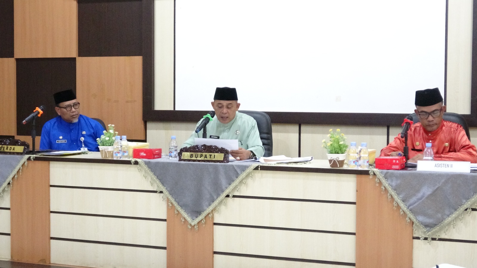 Bupati Inhil Herman Pimpin Rapat Evaluasi Realisasi Fisik dan Keuangan November 2025