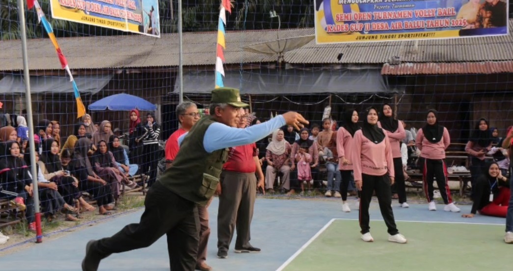 Mewakili Bupati Inhil, Asisten I Buka Turnamen Semi Open Volly Ball Kades Cup II Desa Air Balui 2025
