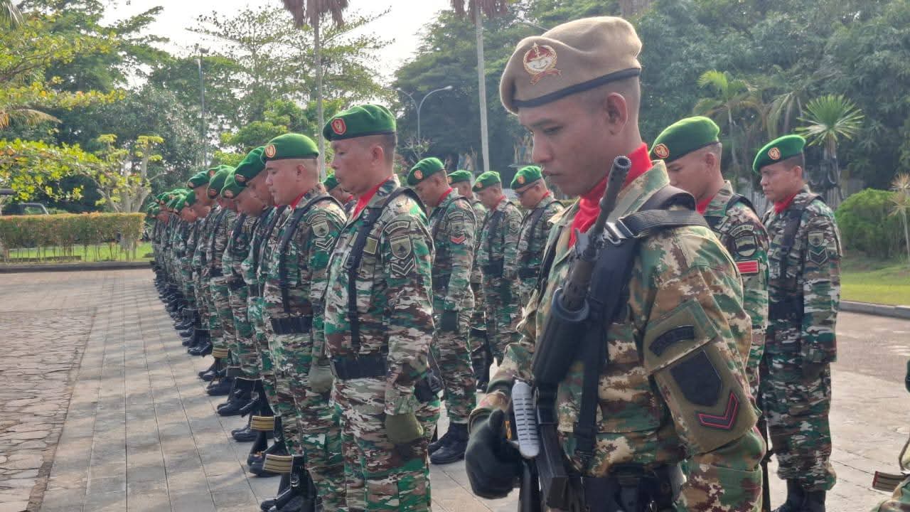 Wabup Inhil Hadiri Upacara HUT ke-80 TNI di Lapangan Kantor Bupati