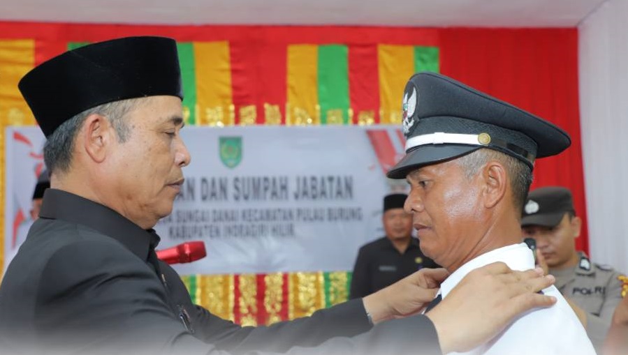 Bupati Inhil Lantik Pj Kepala Desa Sungai Danai