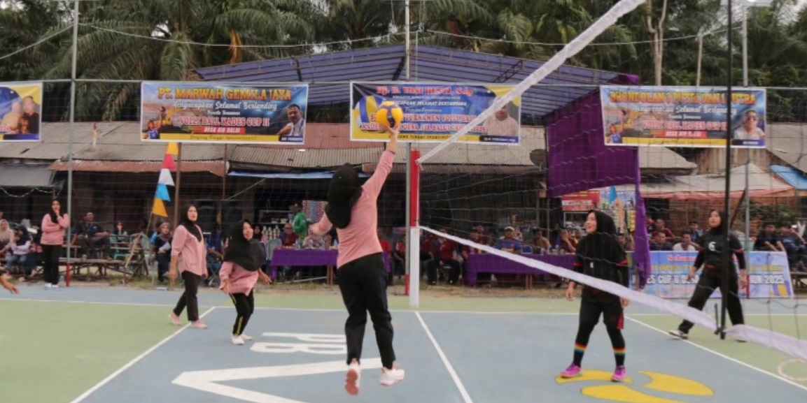 Mewakili Bupati Inhil, Asisten I Buka Turnamen Semi Open Volly Ball Kades Cup II Desa Air Balui 2025