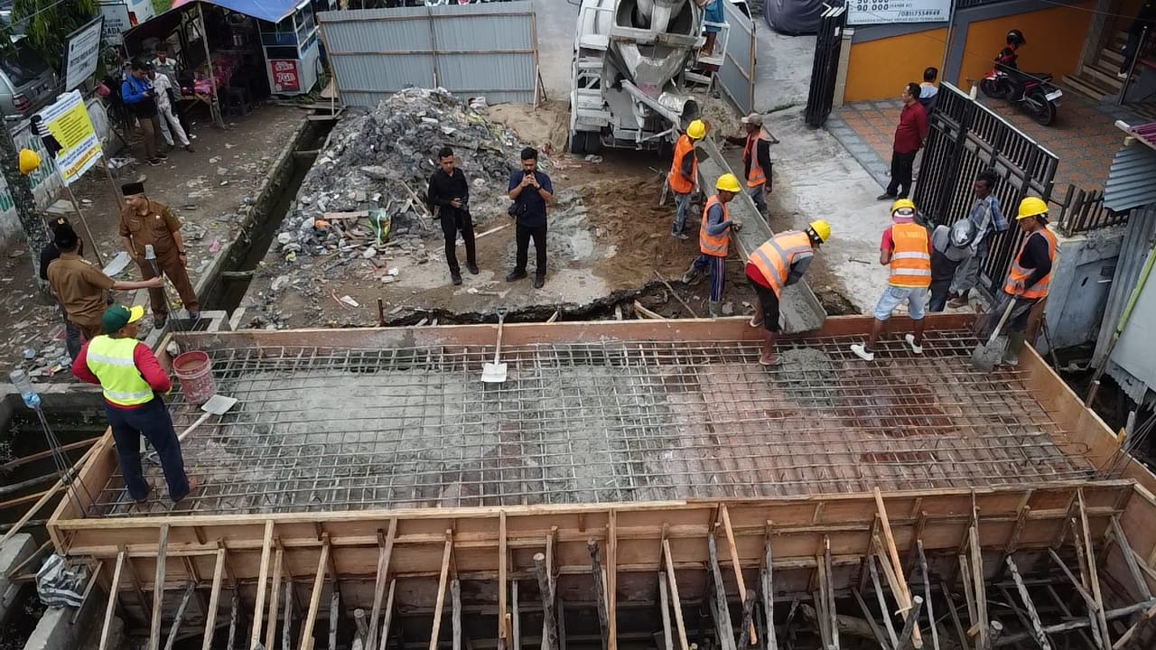 Atasi Banjir Tembilahan, Bupati Inhil Tinjau Pembangunan Drainase Block Culvert di Jalan Pangeran Hidayat