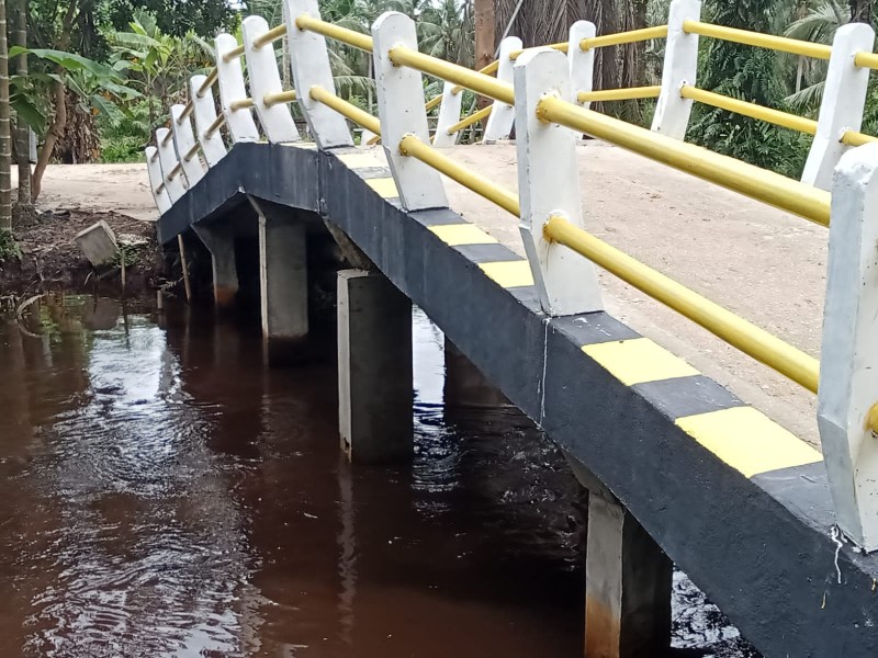Personel Koramil 11/Pulau Burung Laksanakan Finishing Akhir  Jembatan TMMD ke-123 di Karya Tunas Jaya