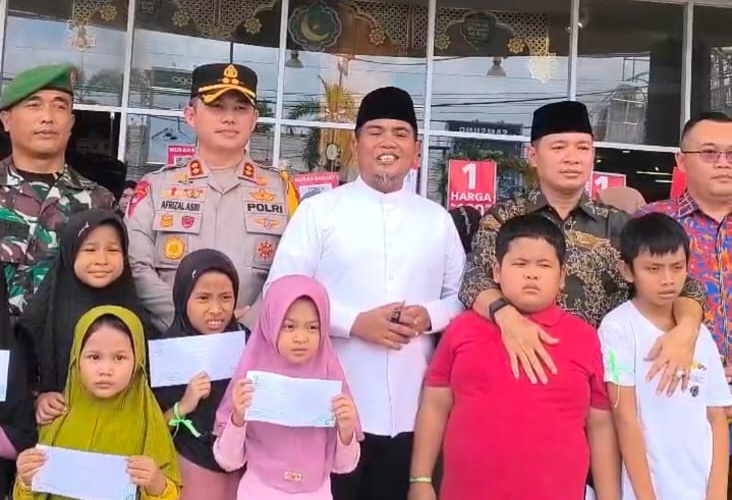 Jelang Lebaran, Bupati dan Wakil Bupati Pelalawan Ajak 500 Anak Yatim Belanja Pakaian di Mall