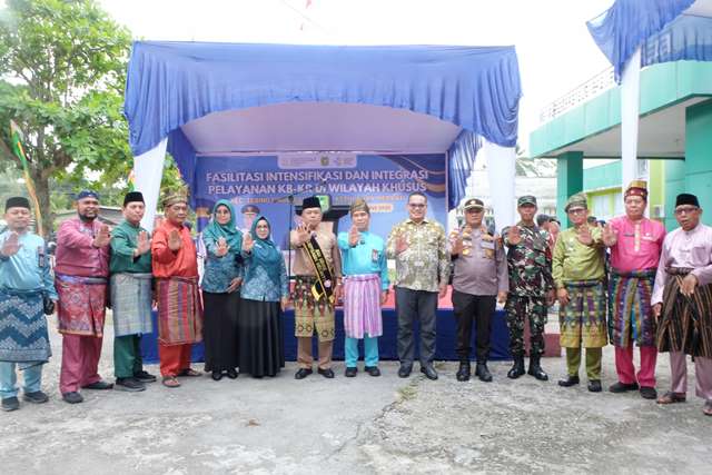 Bupati Meranti Kukuhkan Bapak dan Ibu Asuh Anak Stunting serta Ayah Bunda Genre Tahun 2025