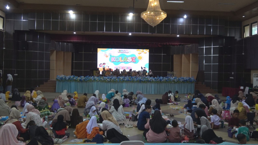 Gedung Daerah Engku Kelana Tembilahan diramaikan dengan kehadiran anak-anak bersama orang tua yang mengikuti Lomba Kolase Tingkat PAUD.