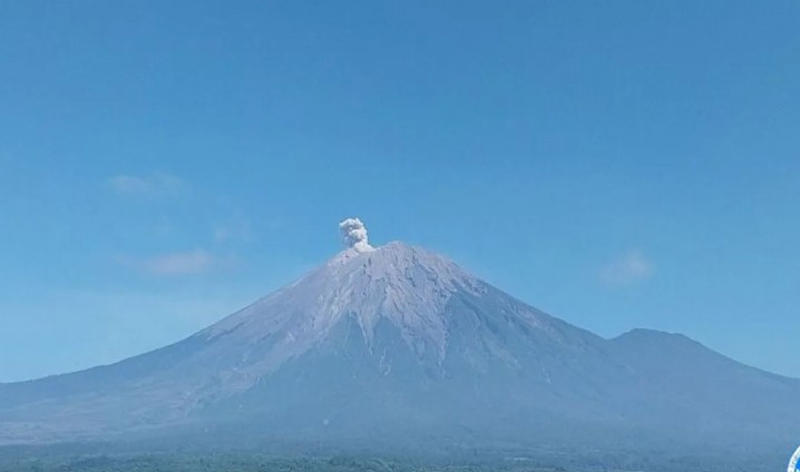 Gunung Semeru Erupsi Dua Kali Pagi Ini, Abu Tebal Mengarah ke Barat Daya