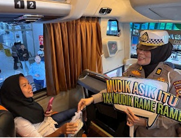 Ramadhan Berkah, Ditlantas Polda Riau Berbagi Takjil dan Imbauan Keselamatan