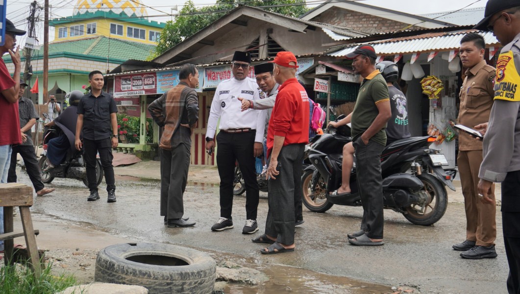 Tinjau Drainase BTN Lama Pangkalan Kerinci, Bupati Zukri Perintahkan Lurah Lakukan Upaya Ini