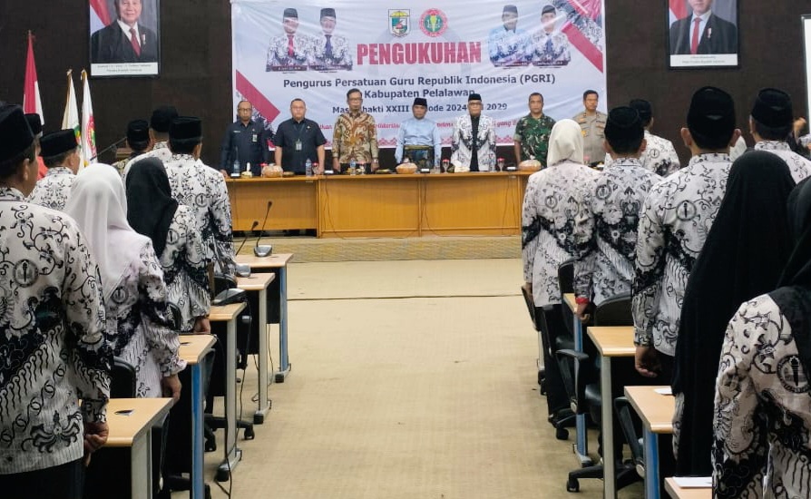 Pengurus Dikukuhkan, Bupati Zukri Berharap PGRI Pelalawan Solid, Kreatif dan Inovatif
