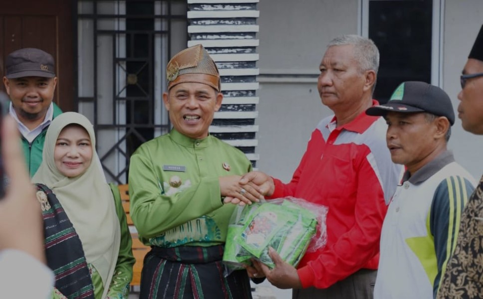 Bupati Inhil Serahkan Bantuan Bibit Hortikultura Kelima Kelompok Tani di Sungai Ara