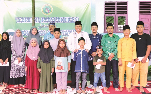 Hadir di Tarhib Ramadan, Bupati Siak Alfedri Serahkan Santunan kepada Anak Yatim