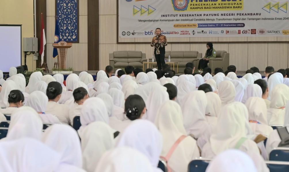 Anggota DPR RI Abdul Wahid Bakar Semangat Ribuan Mahasiswa Baru Ikes Payung Negeri