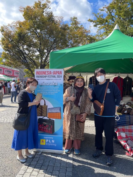 Perempuan Baduy Bersinar di Jepang Berkat Dukungan PLN Enjiniring di Hari Listrik Nasional