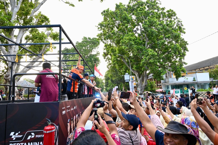 Semangat Tinggi Masyarakat Warnai Riders Parade Pertamina Grand Prix of Indonesia 2024