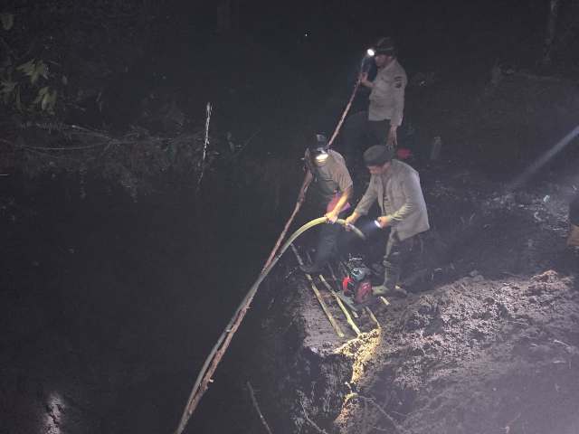 6 Malam Tidur di Lokasi Karhutla, Kapolres Meranti AKBP Gede Adi Padamkan Api Hingga Dini Hari