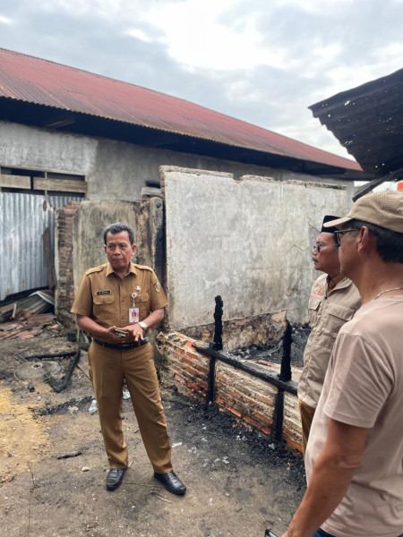 Kadinsos Kunjungi Korban Kebakaran Rumah di Bukit Raya