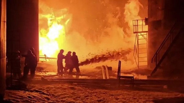 Serangan Drone Ukraina di Rusia: Kebakaran Hebat di Fasilitas Minyak dan Gas