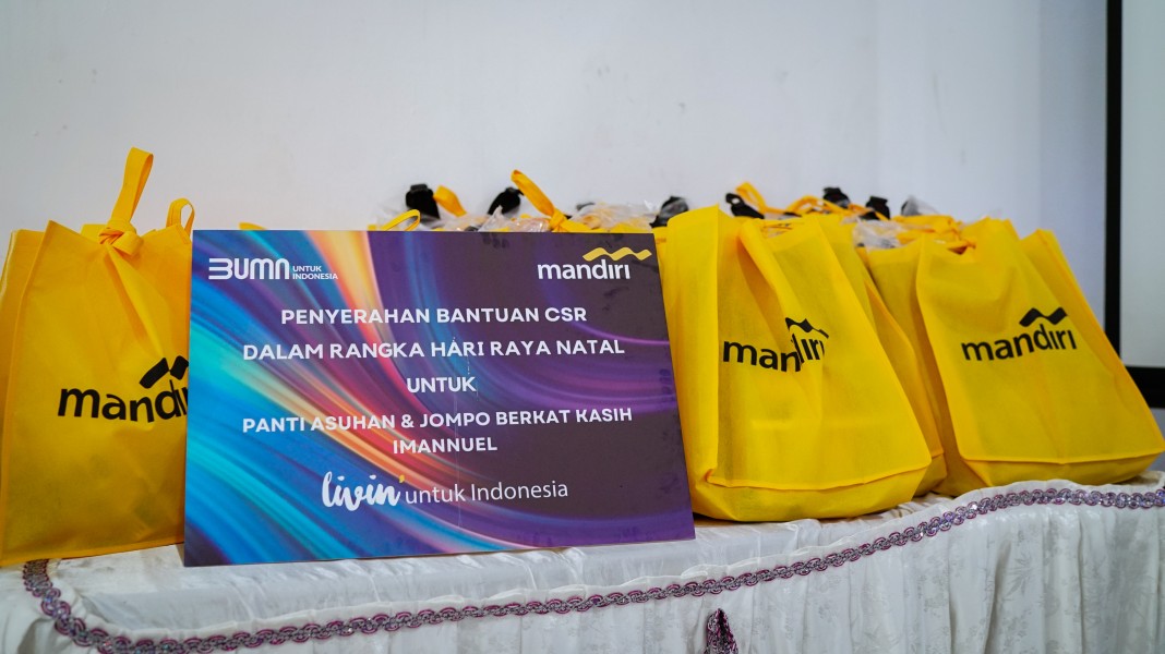 Menyambut Natal Bank Mandiri Salurkan Paket Sekolah dan Kesehatan di Panti Asuhan