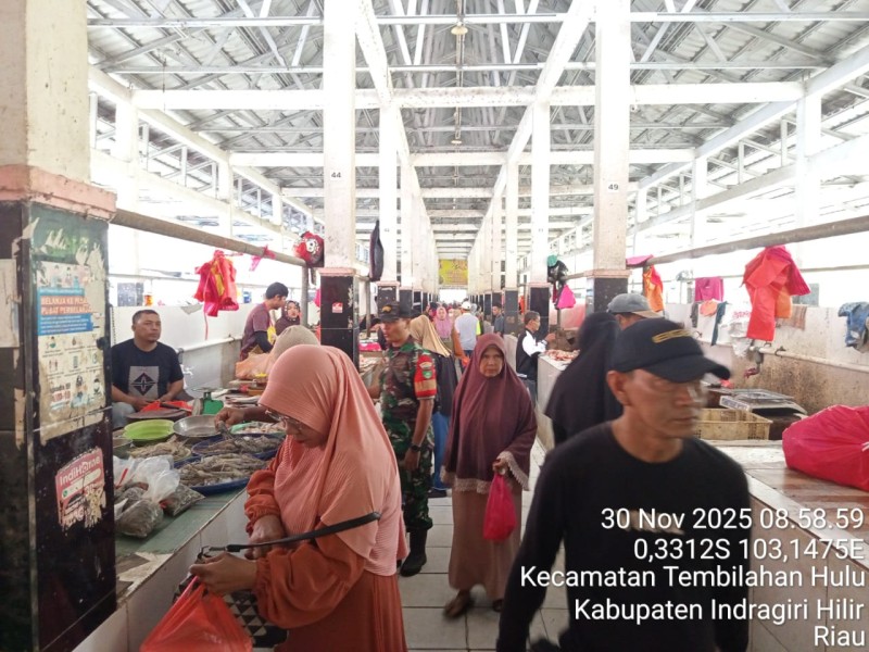 Babinsa Koramil 01/Tembilahan Patroli Keliling, Himbau Pedagang dan Pembeli Jaga Kebersihan Pasar Kayu Jati