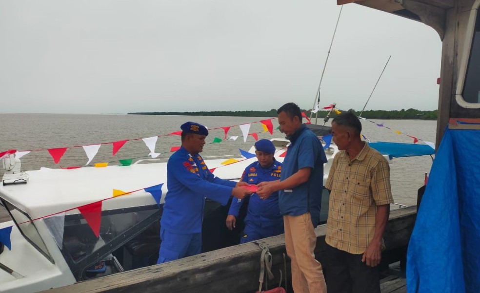 Satpolairud Polres Inhil Kibarkan Bendera Merah Putih di Kapal Rakyat Perairan Pulau Burung