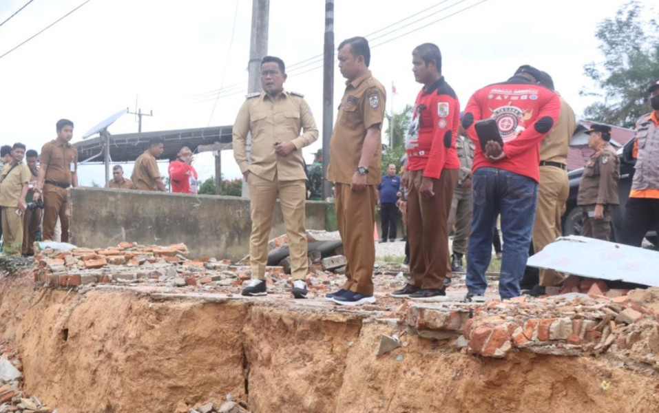 Sejumlah Rumah di Delik Rusak Akibat Bencana Longsor, Bupati Pelalawan Ulurkan Bantuan