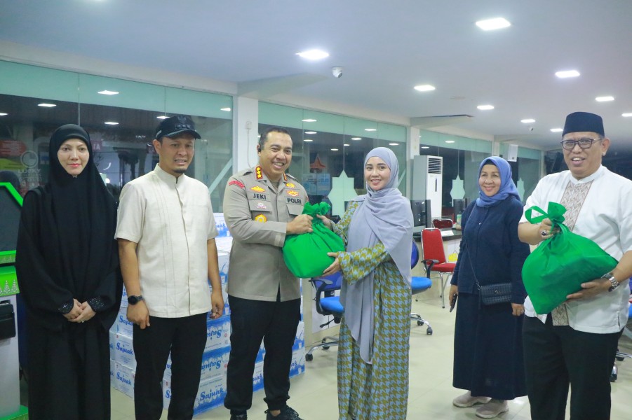 Walikota Saksikan Penyerahan Bantuan 1.000 Paket Sembako dari Anggota DPD RI ke Korban Banjir di Pekanbaru