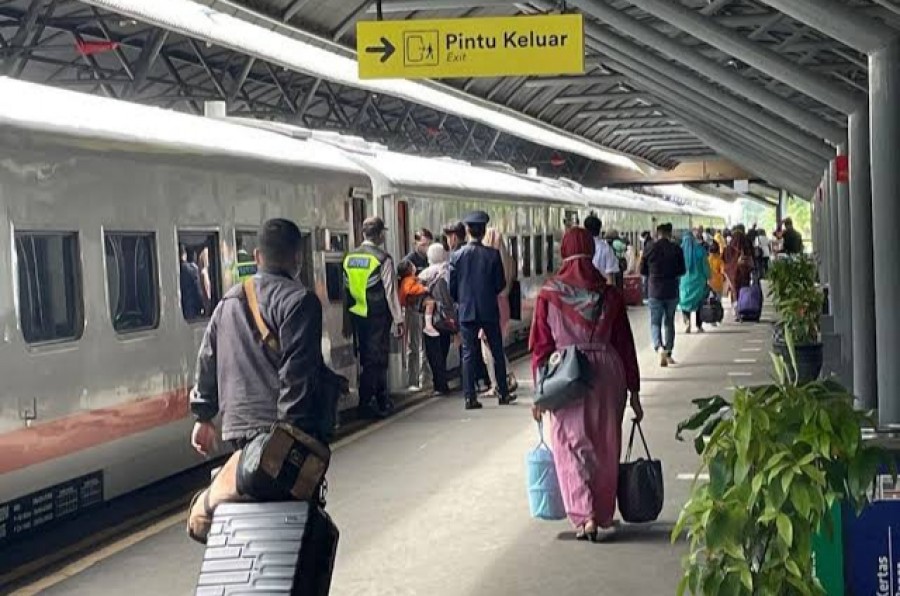 Libur Nataru, Jutaan Penumpang Padati Kereta Api, KAI Catat Rekor Baru