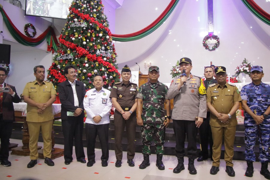 Pj Wako Pekanbaru Bersama Gubri dan Forkopimda Riau Tinjau Ibadah Natal di Beberapa Gereja