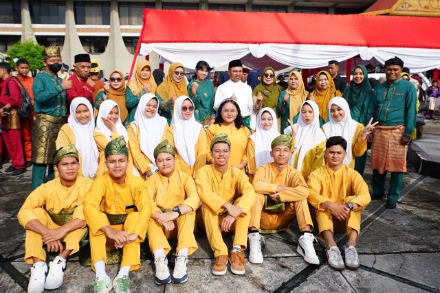 Hardiknas 2025: Pelajar SMAN 9 Pekanbaru Bangga Bisa Foto Bersama dengan Gubernur Riau