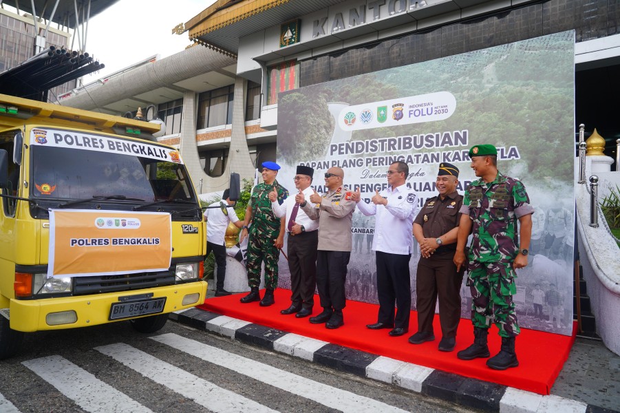 Pendistribusian Plang Larangan, Riau Perkuat Komitmen Pencegahan Karhutla