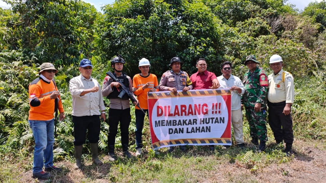 Polsek Kateman Gencarkan Patroli dan Sosialisasi Larangan Karhutla di Desa Air Tawar
