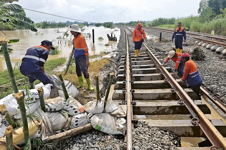 Perbaikan Jalur Kereta Api di Grobogan Dipercepat, PT KAI Targetkan Satu Jalur Siap Hari Ini